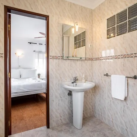 Konukevi Carepa -nazare, Steps From The